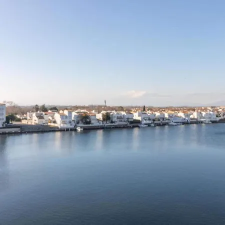 Apartment In Empuriabrava By The Beach *