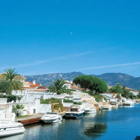 Apartment In Empuriabrava By The Beach